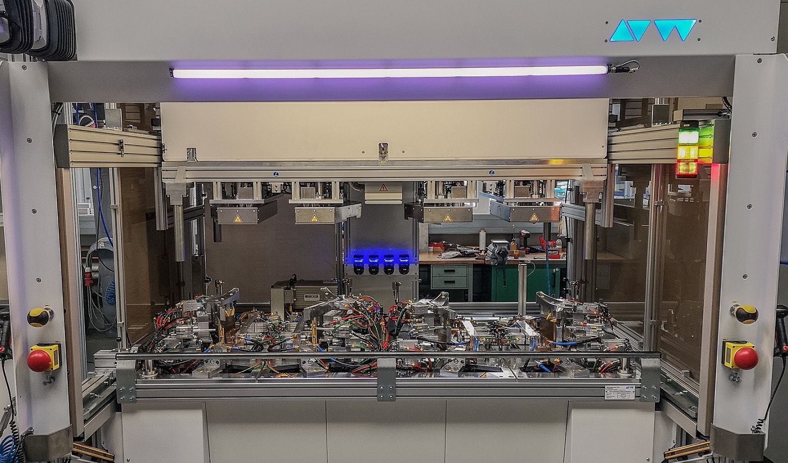 Anlage mit Werkzeugwechselwagen